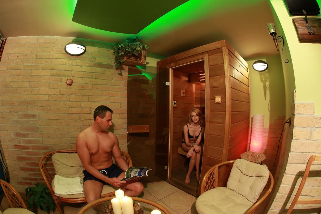 Napraforgo Wellness Haz Es Panzio Bed & Breakfast Pecs Exterior photo