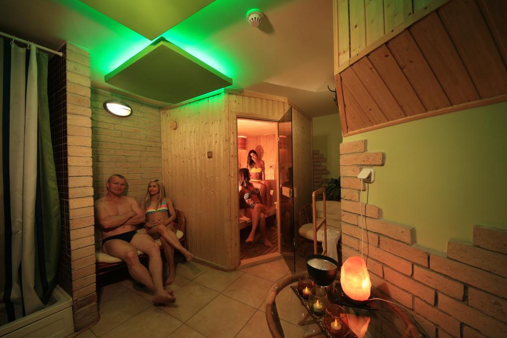 Napraforgo Wellness Haz Es Panzio Bed & Breakfast Pecs Exterior photo