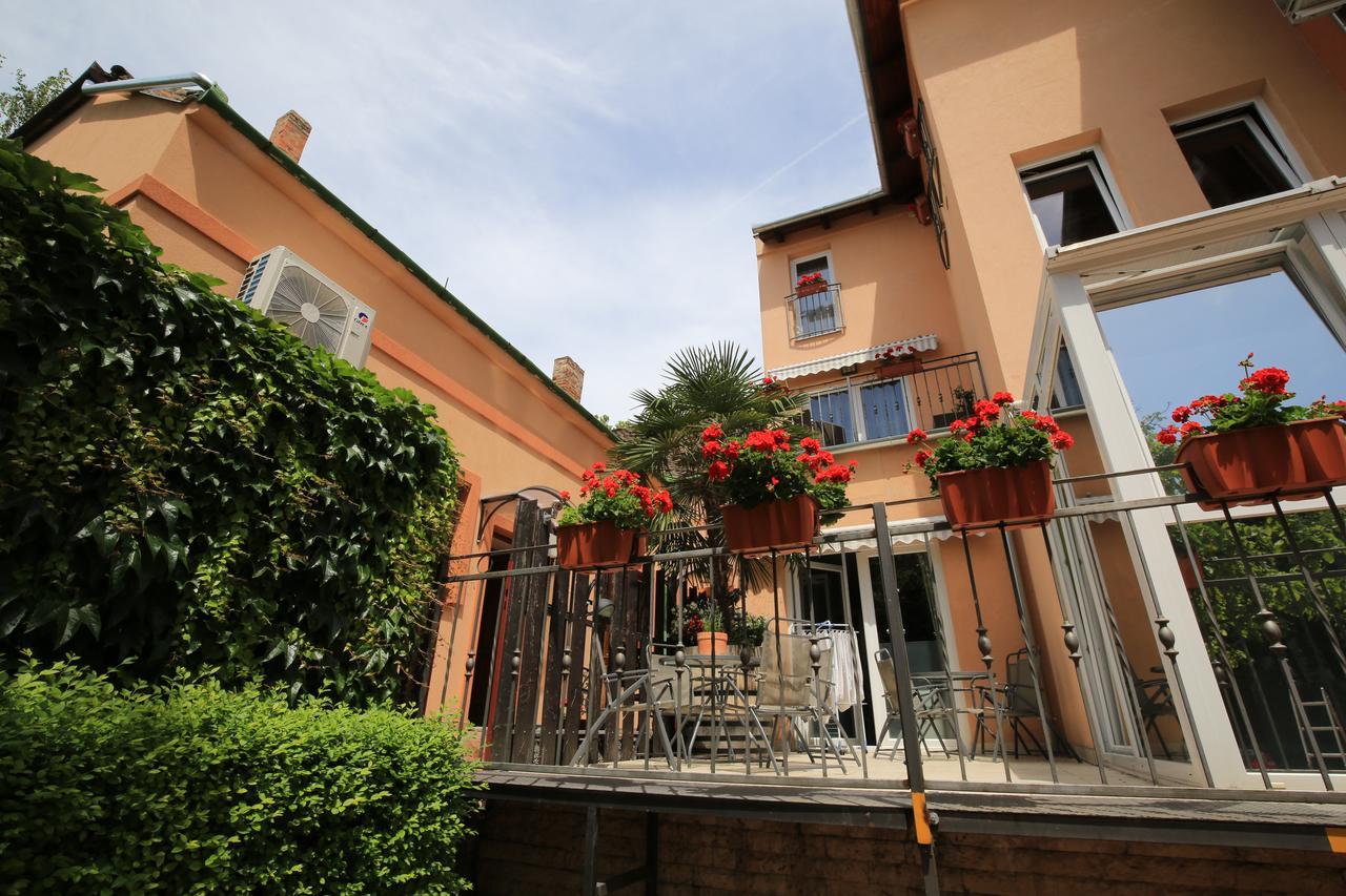 Napraforgo Wellness Haz Es Panzio Bed & Breakfast Pecs Exterior photo