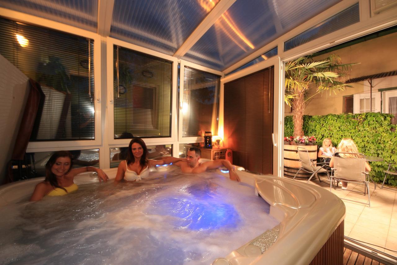 Napraforgo Wellness Haz Es Panzio Bed & Breakfast Pecs Exterior photo